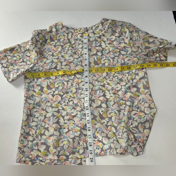 Nicola 2P light floral top. Buttons down back - Picture 4 of 8